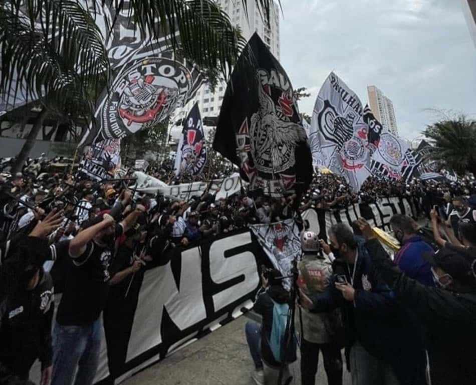 Organizadas do Corinthians se reúnem para protestar contra atual situação do clube