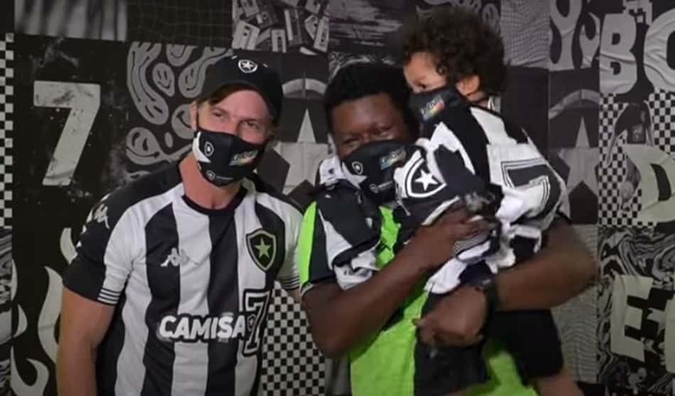 Em ação de marketing do Botafogo, Túlio Maravilha 'presenteia' sete sócios com a camisa do clube
