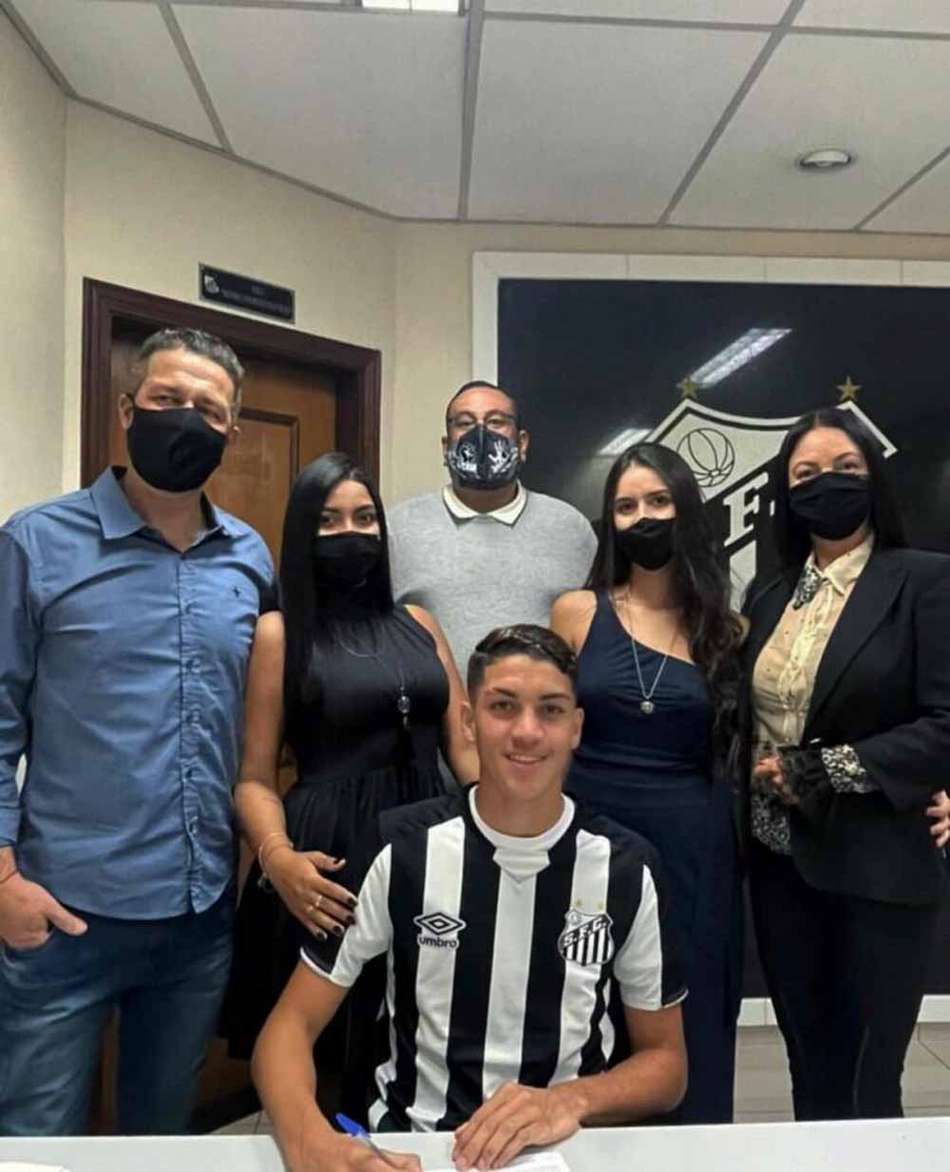 Zagueiro Jair, de 16 anos, assina contrato milionário com o Santos