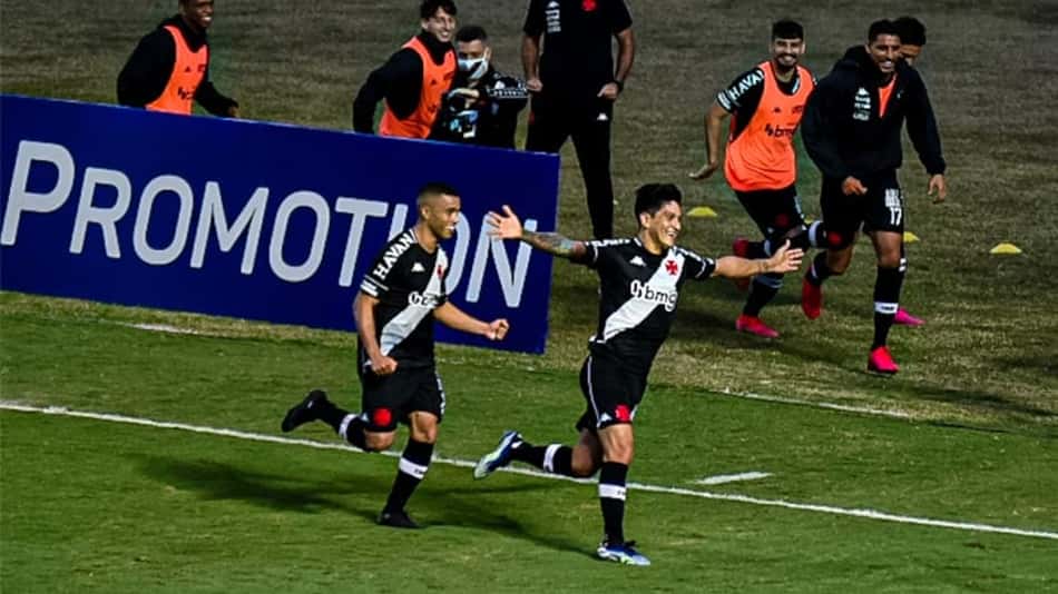 Vasco goleia o CRB e conquista a primeira vitória em São Januário pela Série B do Brasileirão