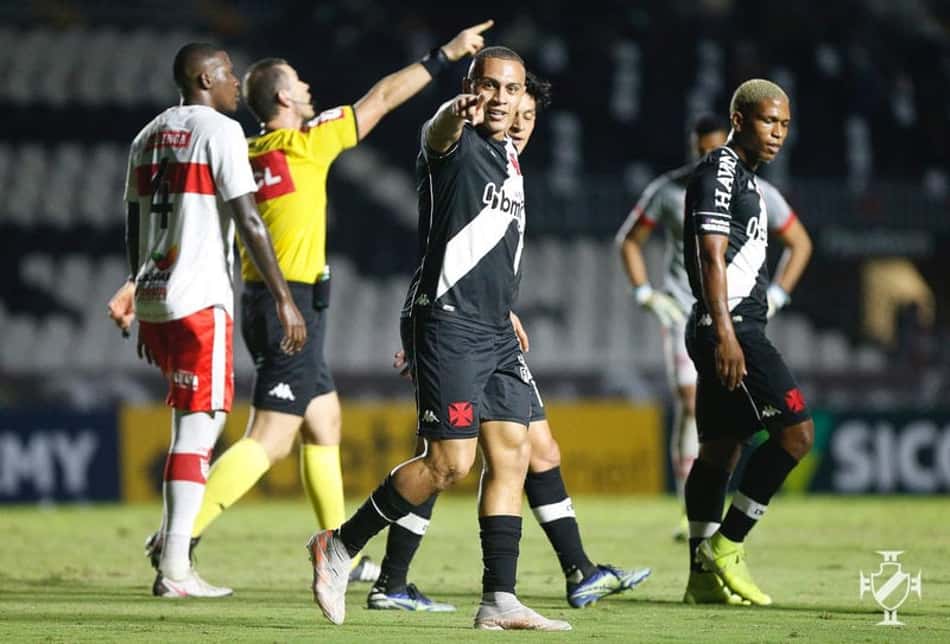 Após vitória, Léo Jabá exalta gol com a camisa do Vasco: 'O primeiro com a Cruz de Malta no peito'