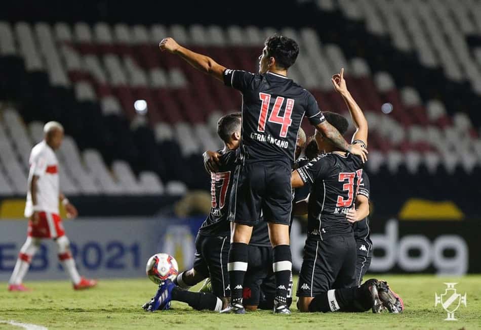 Vasco muda ideia de jogo, conquista vitória importante, mas precisa melhorar poder de criação