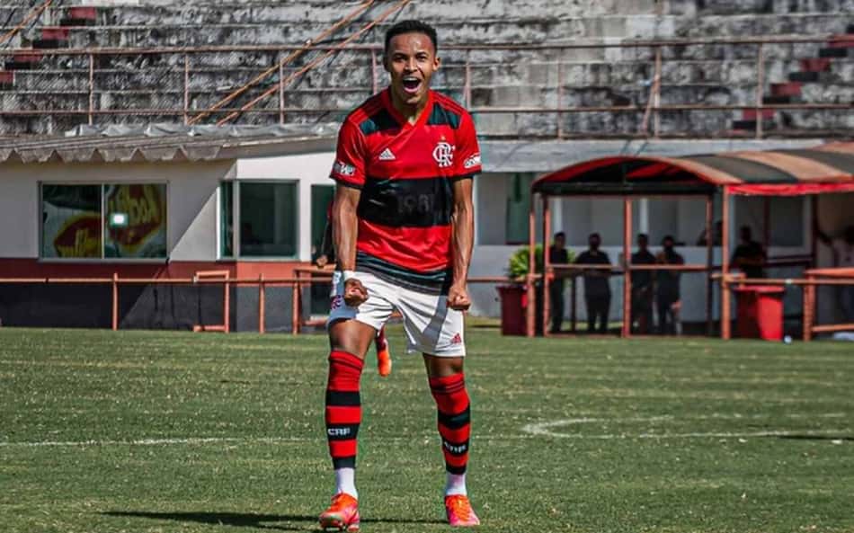 Em alta no sub-20, Lázaro vira tema e questionamento para Ceni, que avisa: 'Precisa ter mais intensidade'