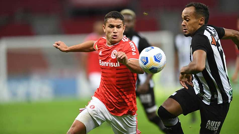 Diego Aguirre acompanha empate do Inter no Beira-Rio