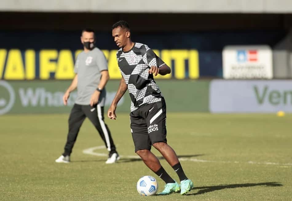 Chuteira verde? Torcida do Corinthians 'pega no pé' de Jô e diretoria multa atacante