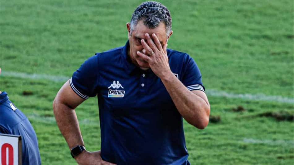Chamusca dispara contra arbitragem após revés do Botafogo: 'O que aconteceu beira o absurdo'