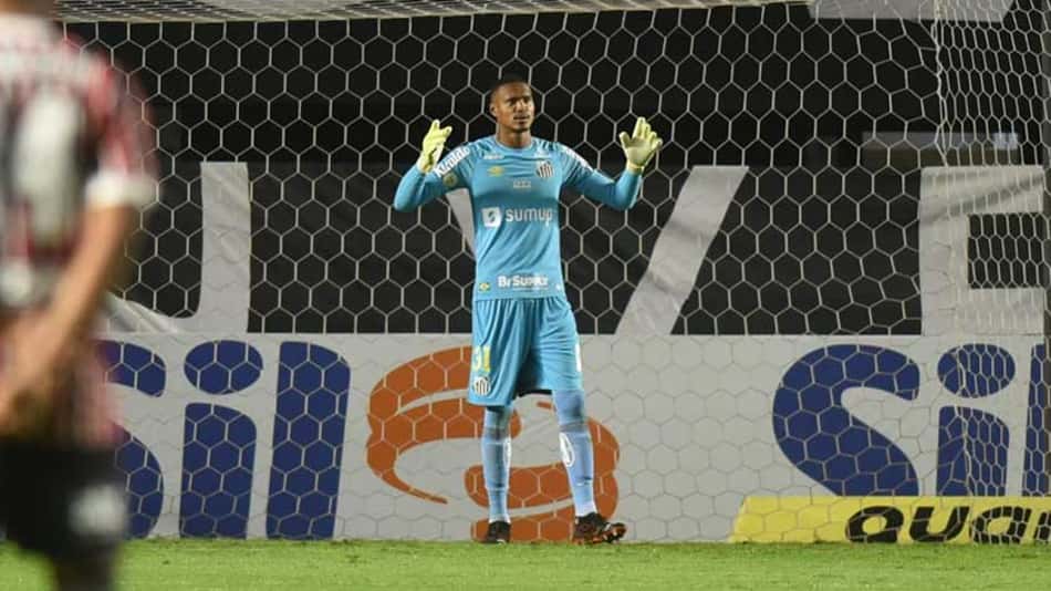 Goleiro John tem trauma no joelho em clássico e preocupa departamento médico do Santos