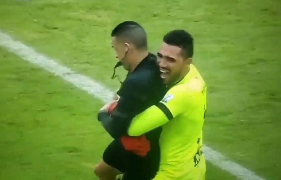 Goleiro agarra árbitro ao comemorar título e revela que atitude foi de caso pensado; veja o vídeo