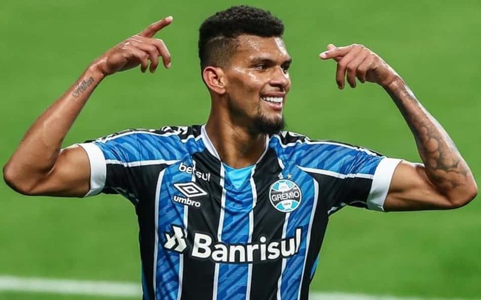 Zagueiro Rodrigues, do Grêmio, tem situação sondada por outros clubes