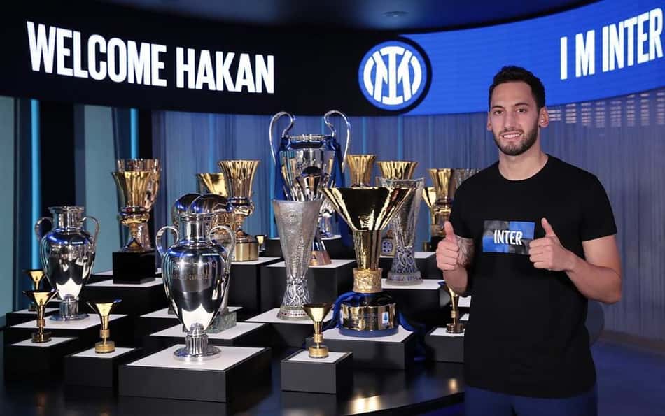 Pulou o muro! Inter de Milão anuncia contratação de Çalhanoglu, ex-Milan
