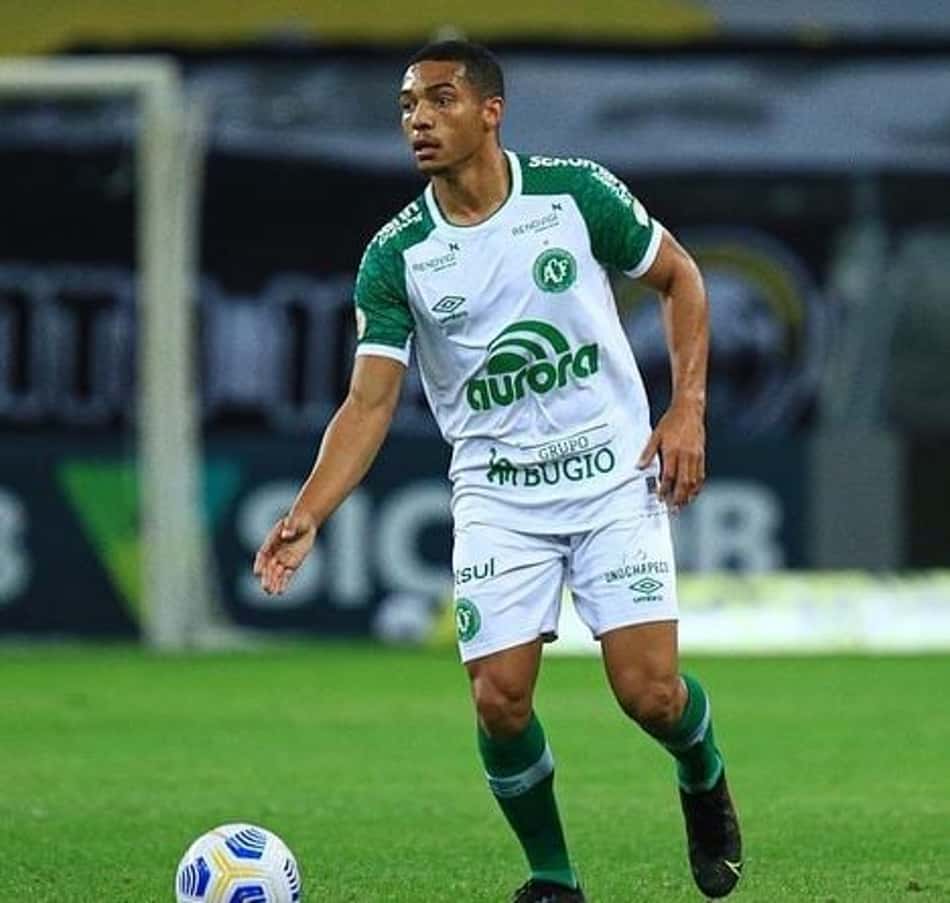Titular contra o Galo, Guedes destaca bom jogo da Chape