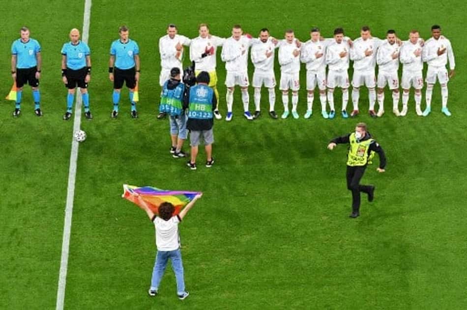 Ativista dos direitos LGBTQIA+ invade o campo de Alemanha x Hungria com bandeira arco-íris