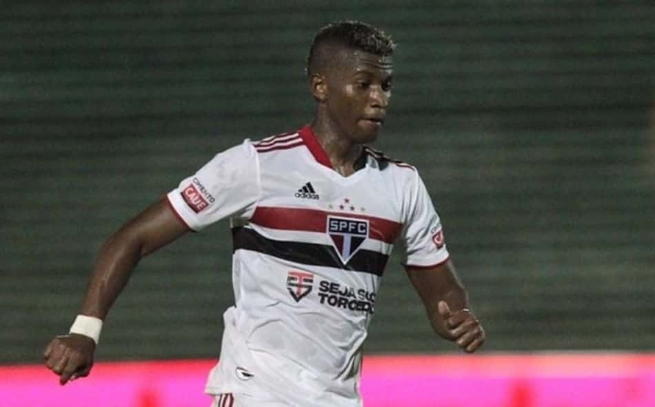 Crespo volta a deixar Orejuela fora da lista do São Paulo e deve improvisar mais uma vez na lateral