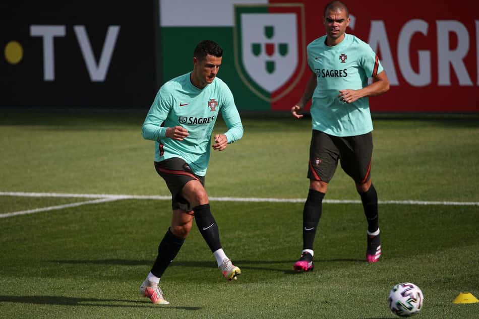 VÍDEO: Cristiano Ronaldo brinca com Pepe e joga água gelada no zagueiro em treino de Portugal