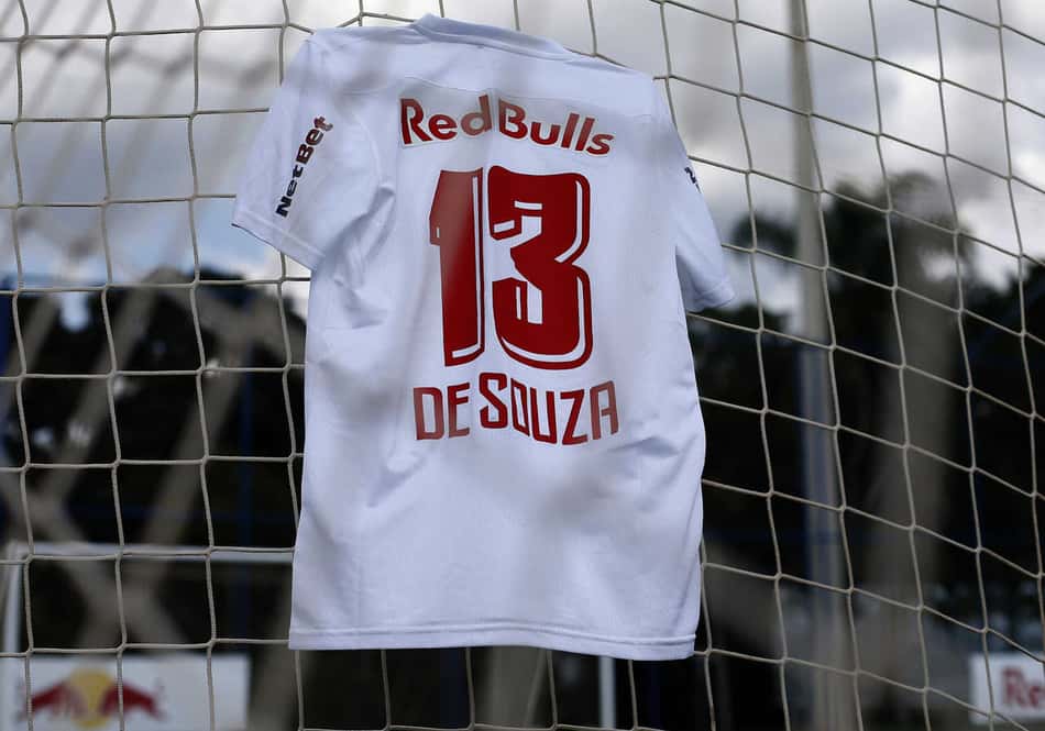 RB Bragantino homenageia Adriano de Souza em rodada do Brasileirão