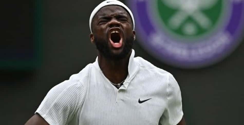 Tiafoe luta, vira sobre Tsitsipas e encara Schwartzman nas 4ªs em Viena