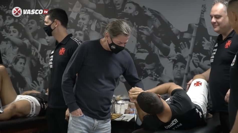 Noite histórica com a luta contra a homofobia e Salgado no vestiário: os bastidores da vitória do Vasco