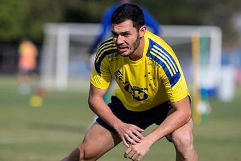 Lateral Jean Victor, do Cruzeiro, supera problema ocular que quase o deixou cego para voltar a jogar