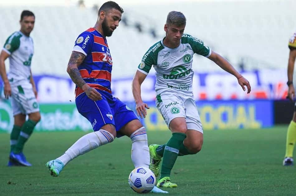 Fortaleza ganha de virada da Chapecoense e sobe na tabela do Brasileirão