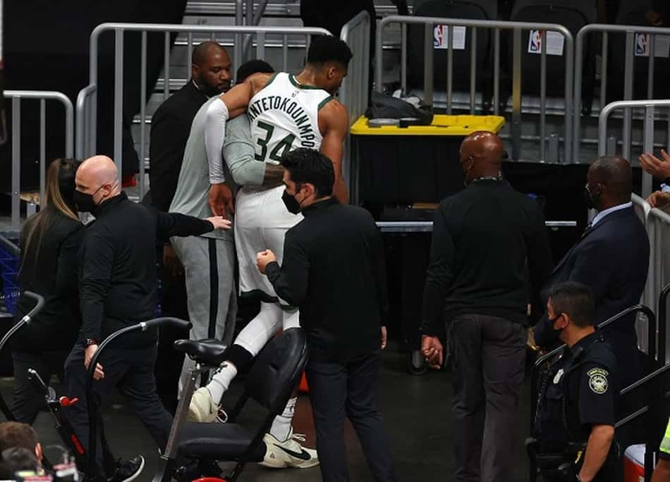 Antetokounmpo sofre lesão no joelho e tem retorno incerto