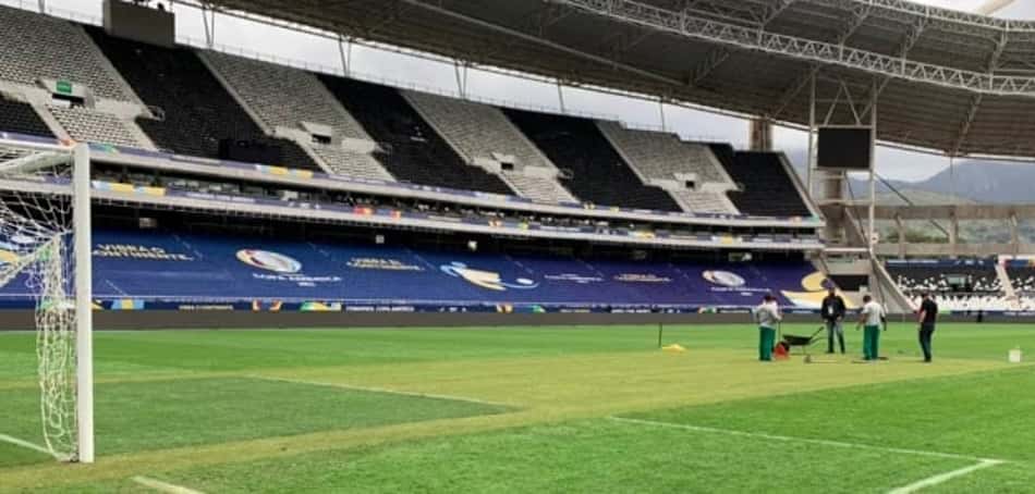 Alvo de contestações, gramado do Nilton Santos passa por reparos antes de Brasil e Chile