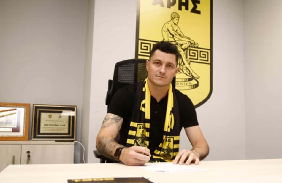 Goleiro Denis assina contrato por duas temporadas com clube grego