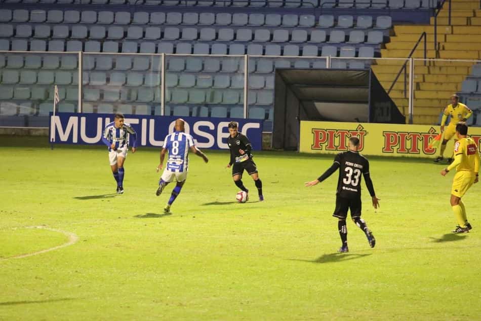 Análise: desperdício de chances e demora para engrenar no segundo tempo explicam empate do Botafogo