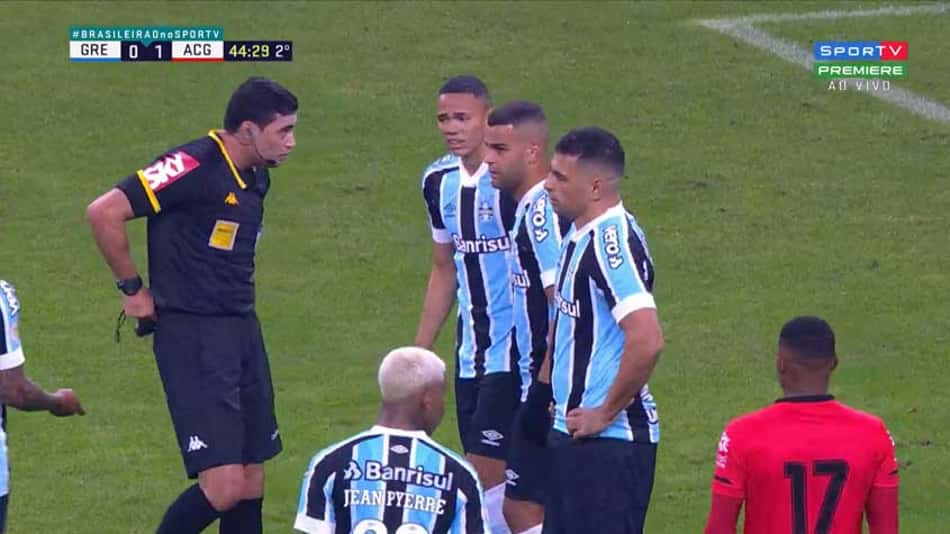 Segue o lanterna! Atlético-GO vence Grêmio, que segue sem vencer