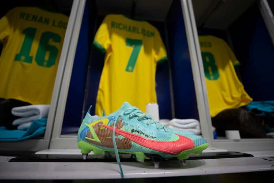 Chuteira usada por Richarlison contra o Peru vai a leilão por causa nobre