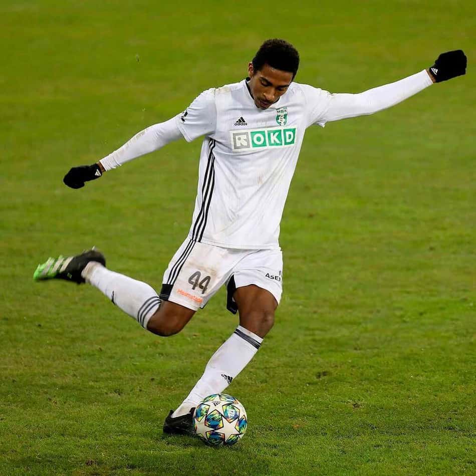 Eduardo Mendes projeta retorno ao futebol europeu: 'Continuar evoluindo como atleta'