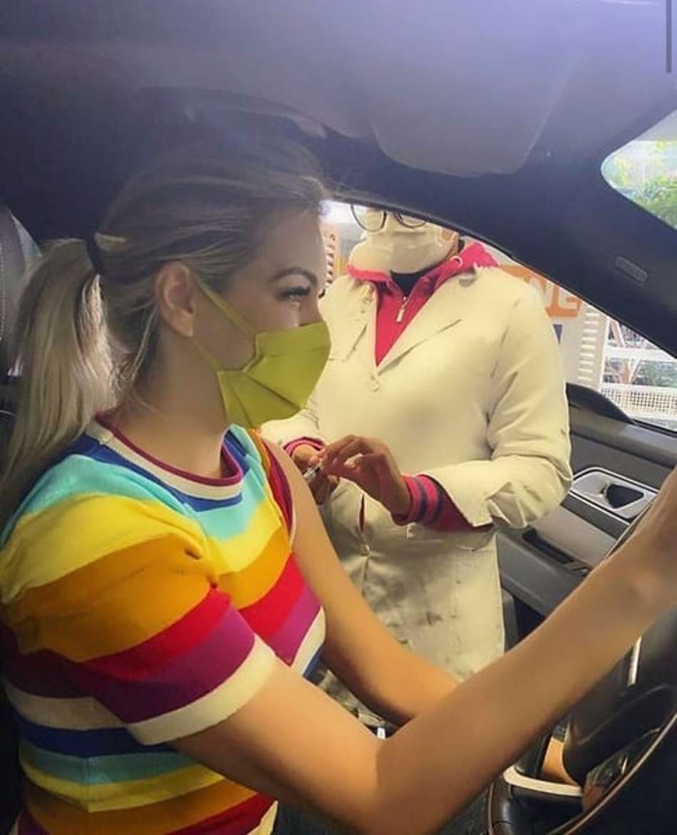 Em São Paulo, Renata Fan é vacinada contra a Covid-19: 'Meu presente de aniversário'