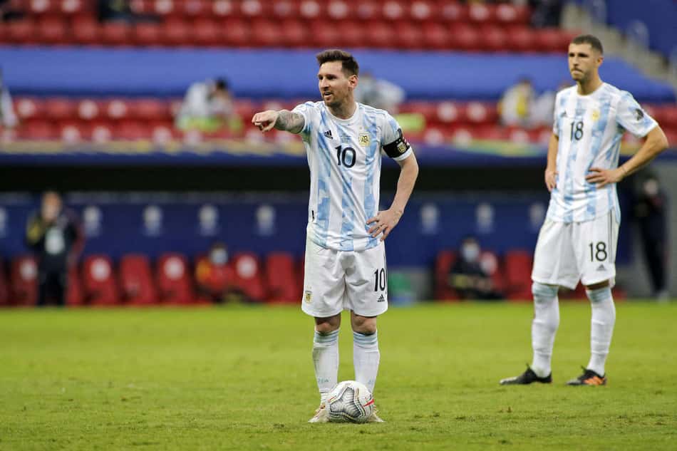Na disputa de pênaltis, Messi é flagrado provocando Yerry Mina