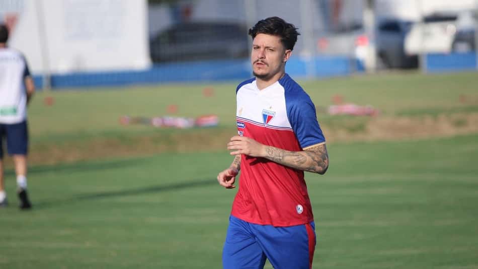 Lucas Crispim é reintegrado ao elenco do Fortaleza após ser afastado por festa de aniversário