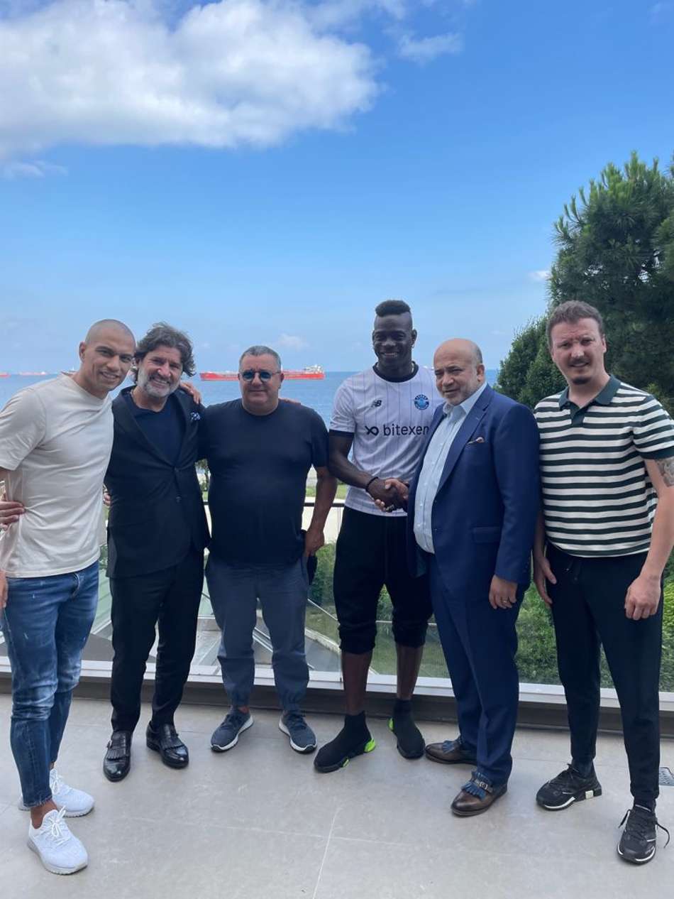 Mario Balotelli assina contrato com clube turco por três temporadas