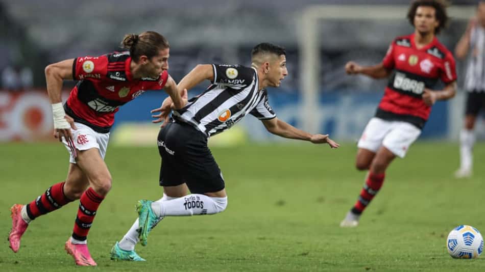 Patrocinador do Atlético-MG faz ação com torcedores, no Rio, para 'ajudar' a equipe contra o Flamengo