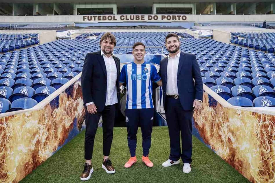 Ex-Grêmio, Pepê é apresentado no Porto e diz: 'Vou ser muito feliz aqui'