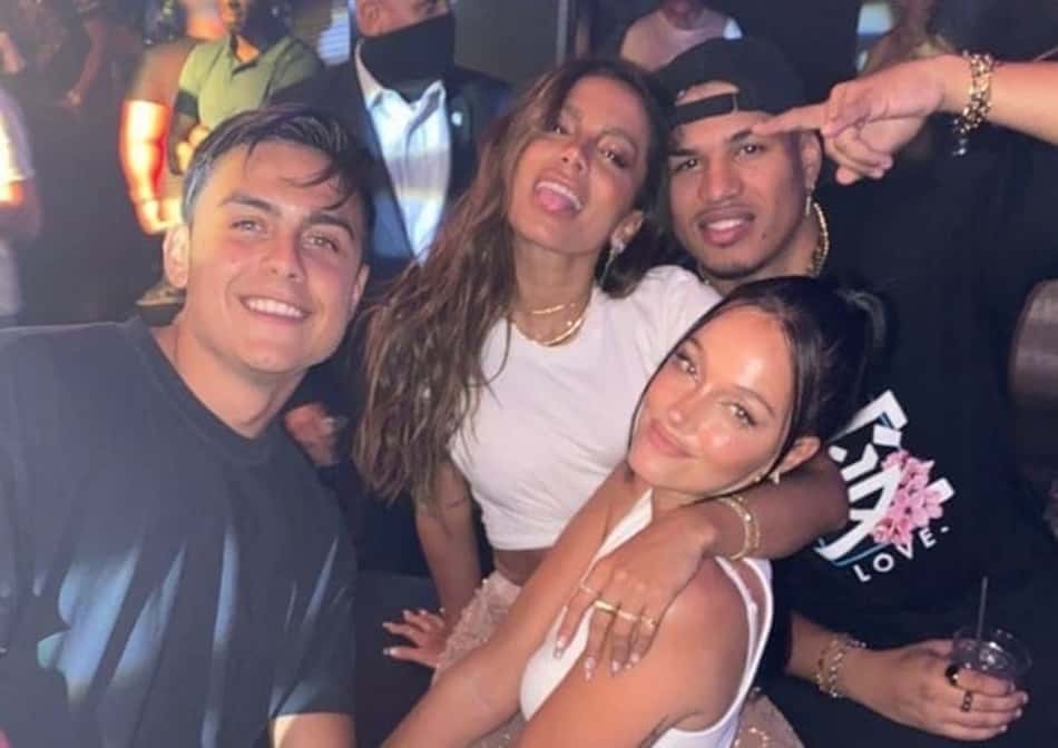 Após encontrar Ronaldinho, Dybala posa para foto em balada em Miami com cantora Anitta