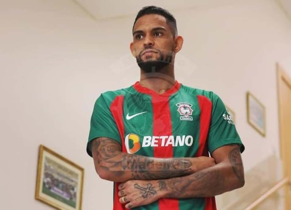 Vitor Costa assina com o Marítimo e quer fazer história no time português