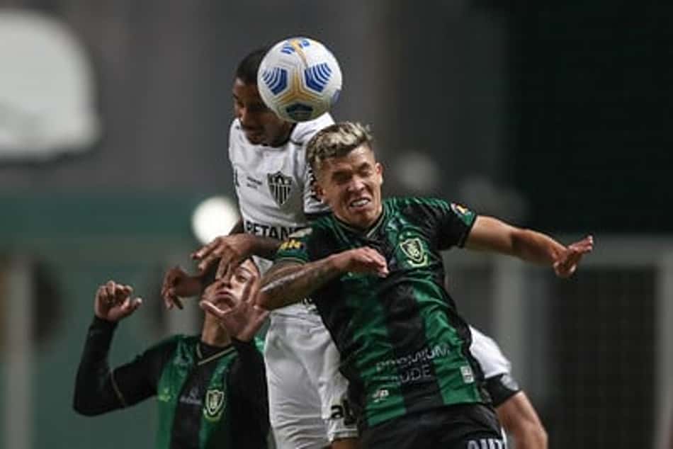 Atlético-MG vence o clássico contra o América-MG, se mantém no G4 e 'cola' nos líderes do Brasileirão