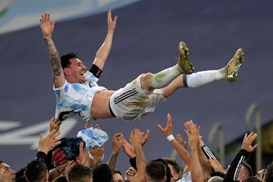 VÍDEO: Messi não larga a taça da Copa América após conquista no Maracanã sobre o Brasil