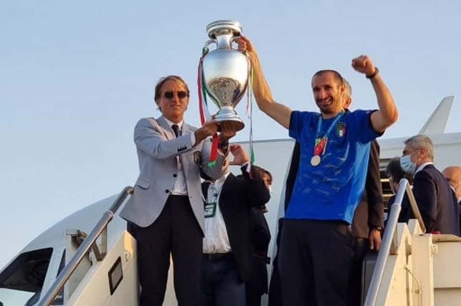 Seleção italiana é recebida com festa após título da Eurocopa