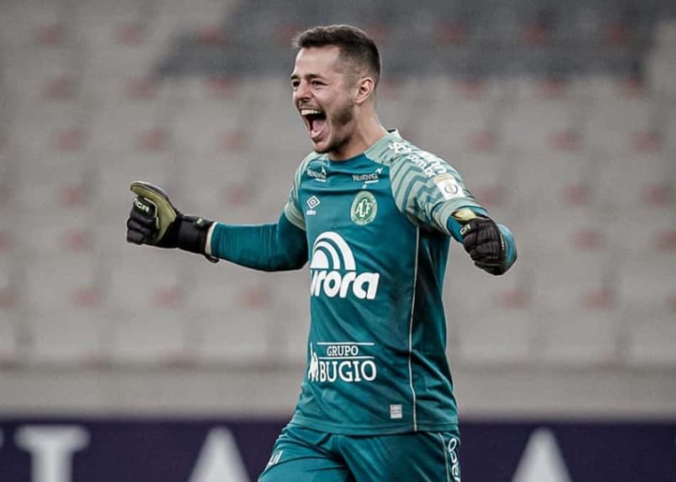 João Paulo fala sobre oportunidade no gol da Chapecoense: 'Espero fazer um excelente partida'