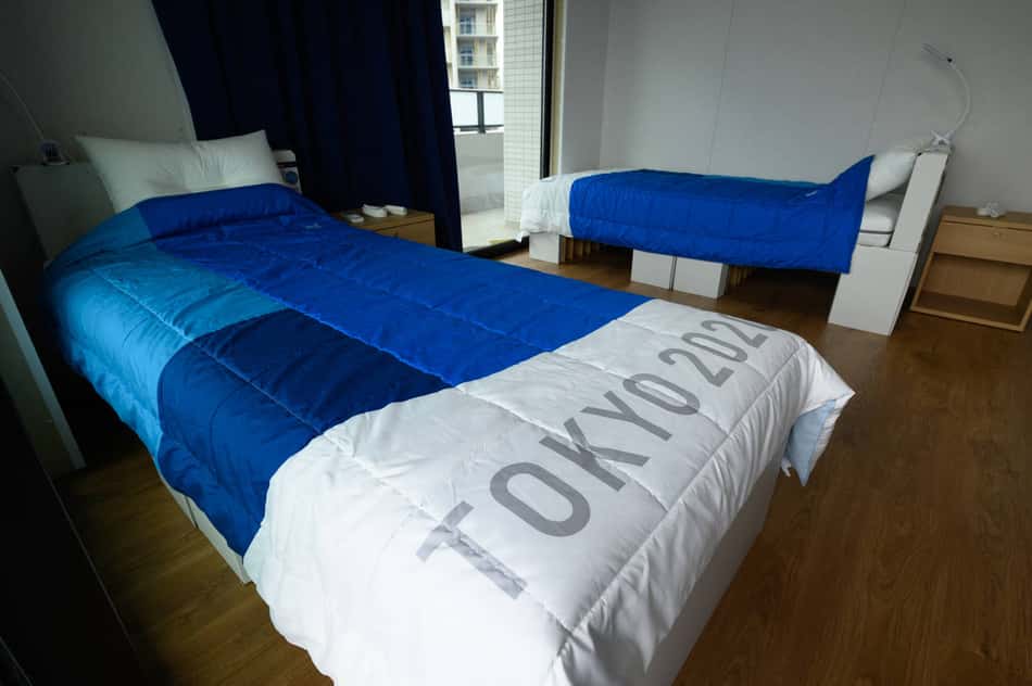 Cama para evitar sexo em Tóquio? Saiba histórias quentes e como são as paqueras na Vila Olímpica