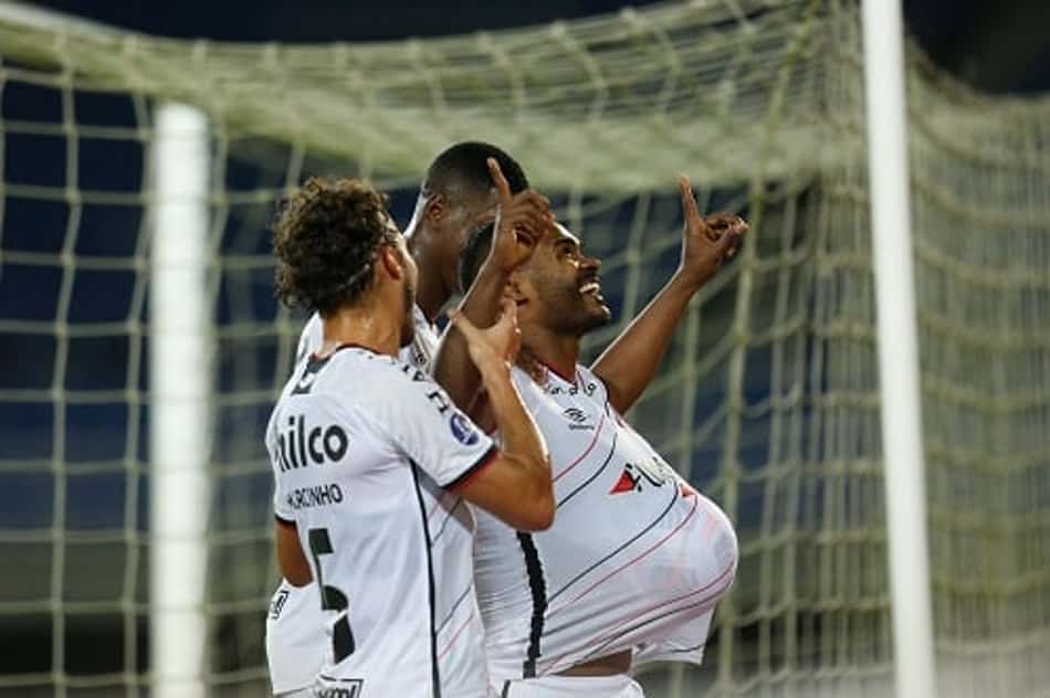 Nikão faz de pênalti, Athletico-PR vence América de Cali na Colômbia e abre vantagem na Sul-Americana