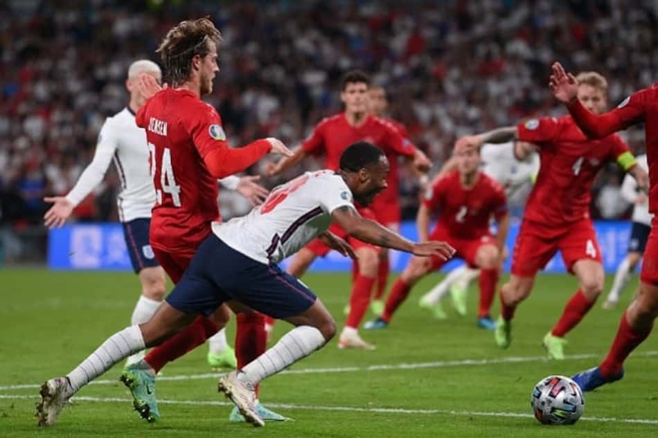 Uefa diz que VAR teve 100% de acerto na Eurocopa, incluindo em pênalti de Sterling na semifinal