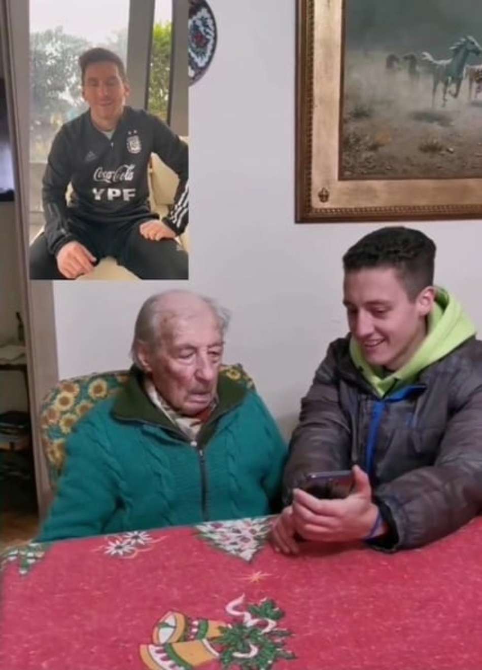 Desfrutando a Copa América, Messi homenageia fã de 100 anos que anota todos seus gols em um caderno; vídeo