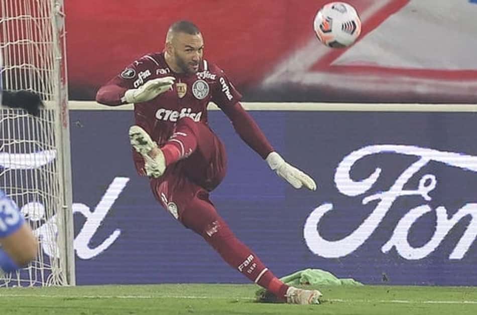 Weverton fala sobre quebrar recordes no Palmeiras e projeta decisão no Uruguai: 'Vale até cabeçada na trave'