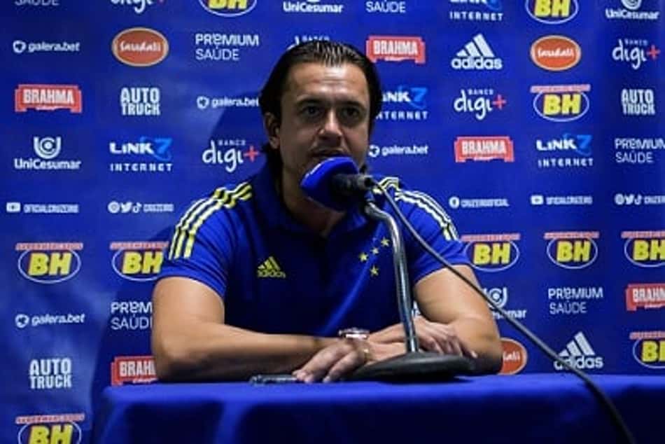 Presidente do Cruzeiro volta a BH e diz que irá se pronunciar sobre greve nesta sexta-feira