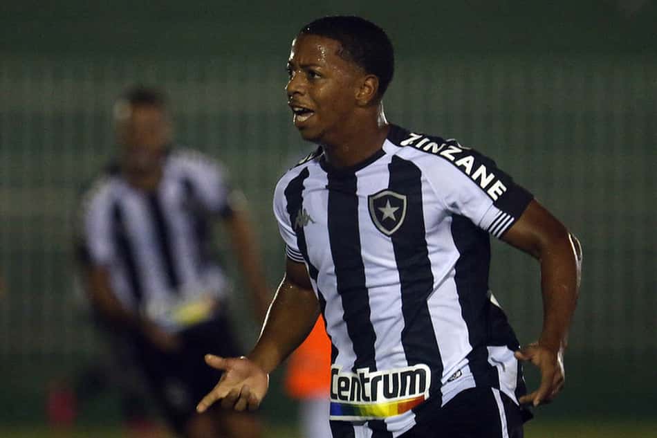 Valladolid, clube de Ronaldo, e Vitória de Guimarães fazem consulta por Ênio, do Botafogo