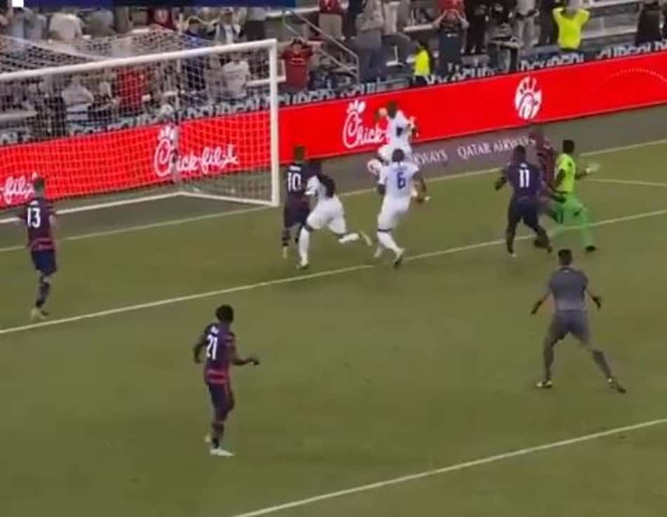 Nem Oséas faria! Zagueiro tenta cortar e faz um golaço contra histórico; assista
